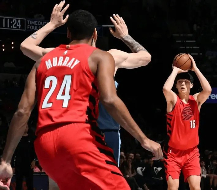 正负值+2!杨瀚森低开高走!下半场回暖攻守吊打伊迪,多方位进步