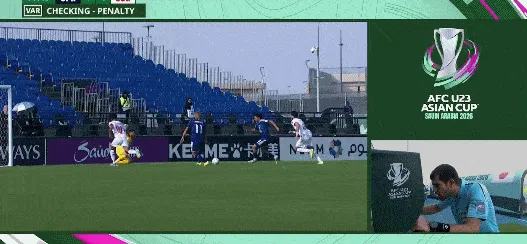 竞技宝下载-古谷柊介禁区内对抗倒地，裁判观看VAR后判定没有点球