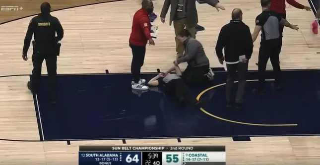 jjb-NCAA女篮爆发激烈冲突，一女裁判被球员击晕在地&amp;amp;8人被驱逐