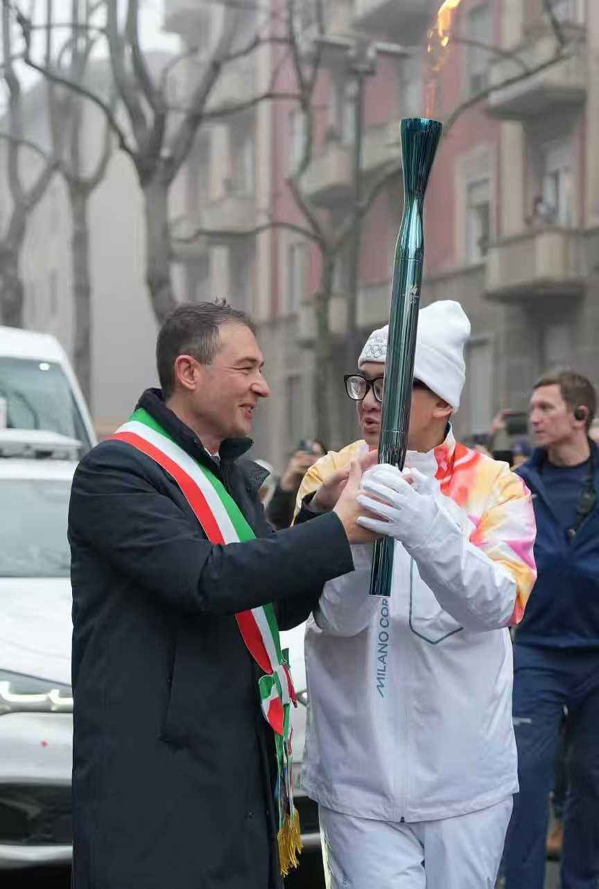 jjb-连线米兰冬奥会上的中国火炬手：我亲吻了奥运火炬